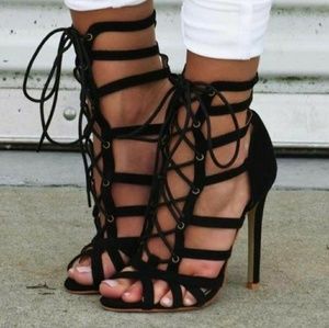 Simmi Lola size 6 black lace up heels.